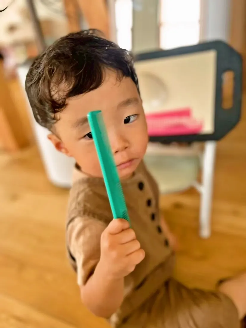 くしを持つ男の子